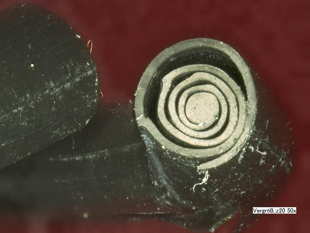 Bild 2: Spaltextrusion eines O-Rings durch scharfkantigen Nuteinstich (p = 350 bar, Spalt = 0,05 mm) (Bild: O-Ring Prüflabor Richter GmbH)