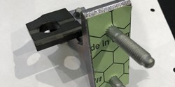 Novaform®-Dichtungen, aufgesteckt auf die Seitentürscharniere (Bild: Innomotive Systems Hainichen GmbH)