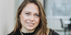 Julia Kletschke, Tochter des Firmeninhabers, verstärkt das Team und leitet die strategische Integration von regulatorischen Themen in die Kernkompetenz des Unternehmens (Bild: meweo GmbH)