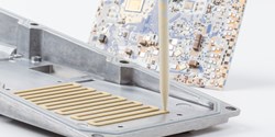 Im Dispense-Verfahren wird ein siliconbasierter Gap-Filler auf den Kühlkörper einer Leistungselek­tronikbaugruppe appliziert (Bild: Wacker Chemie AG)