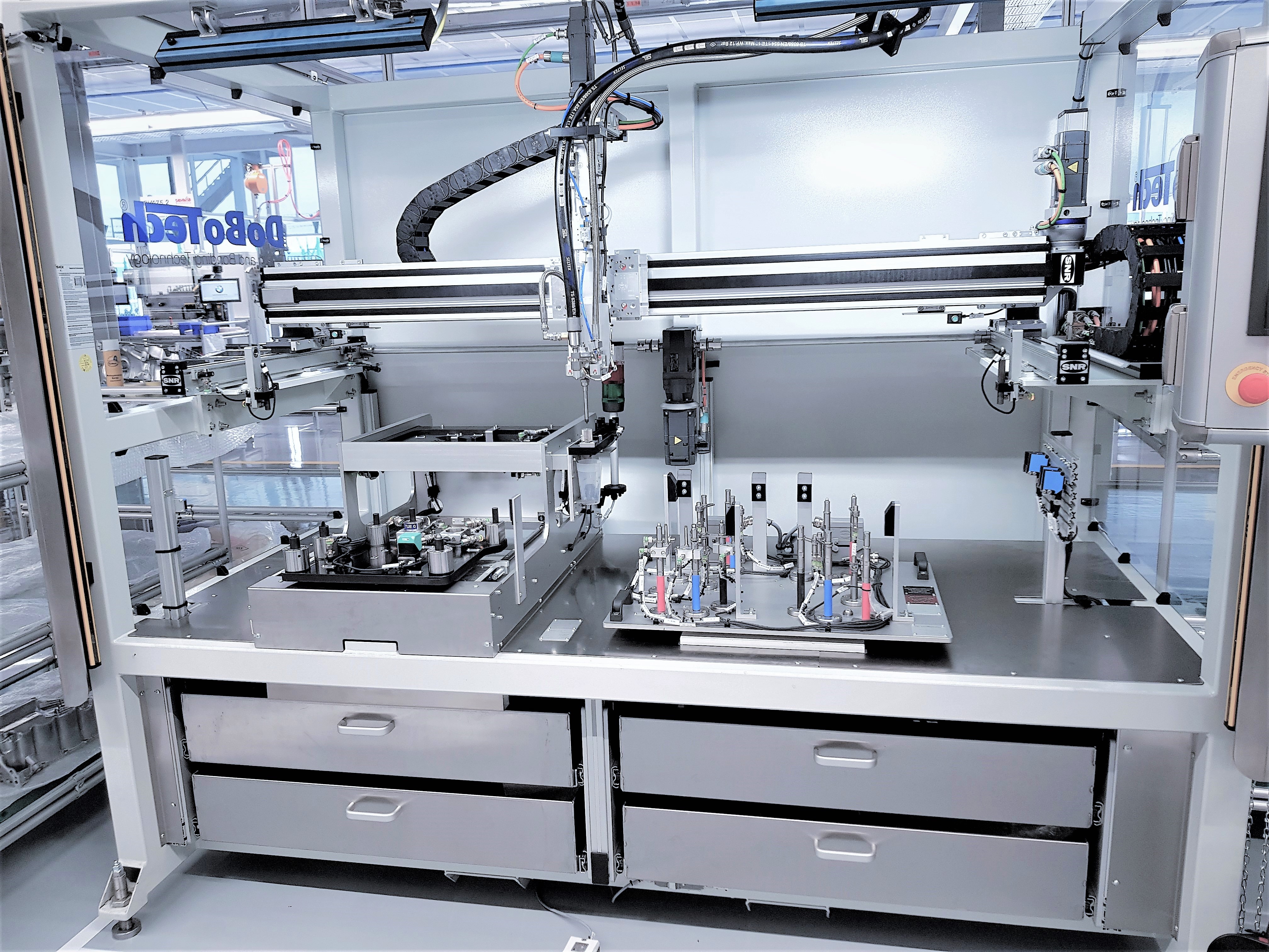 Serienfertigung mit teilautomatisierten CKD-Systemen (Bild: DoBoTech AG)