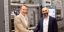 Georgios Dermentzakis wird zudem Herrn Dr. Michael Zaun (links), der seit dem 1. September 2022 Geschäftsführer für die technischen und operativen Bereiche ist, in den übrigen Geschäftsführungstätigkeiten unterstützen (Bild: Klöckner DESMA Elastomertechnik GmbH)