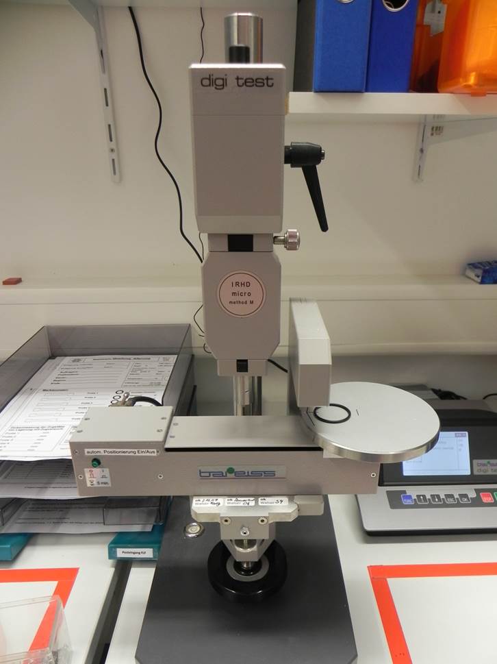 Bild 2: Stationäres IRHD-Mikro-Prüfgerät mit einem lasergeführten Tisch zur exakten Härtemessung von O-Ringen (Bild: O-Ring Prüflabor Richter GmbH)