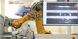 Das Demonstrationssystem appliziert das Acrylschaum-Klebeband PX5011T von 3M mit einem Roboter von Vulkan Technic bevor die Haftung optisch überprüft wird (Bild: Tenta Vision GmbH)