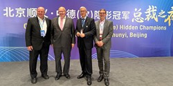 Jürgen Pfitzer, Peter Altmaier, Dr. Walter Döhring und Joachim Rapp, (v.l.nr.) beim "Deutsch-Chinesischen Forum der Hidden Champions 2024“ in Peking (Bild: Innotech)